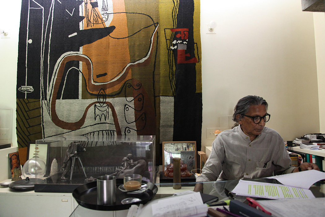 balkrisha doshi at his desk- india