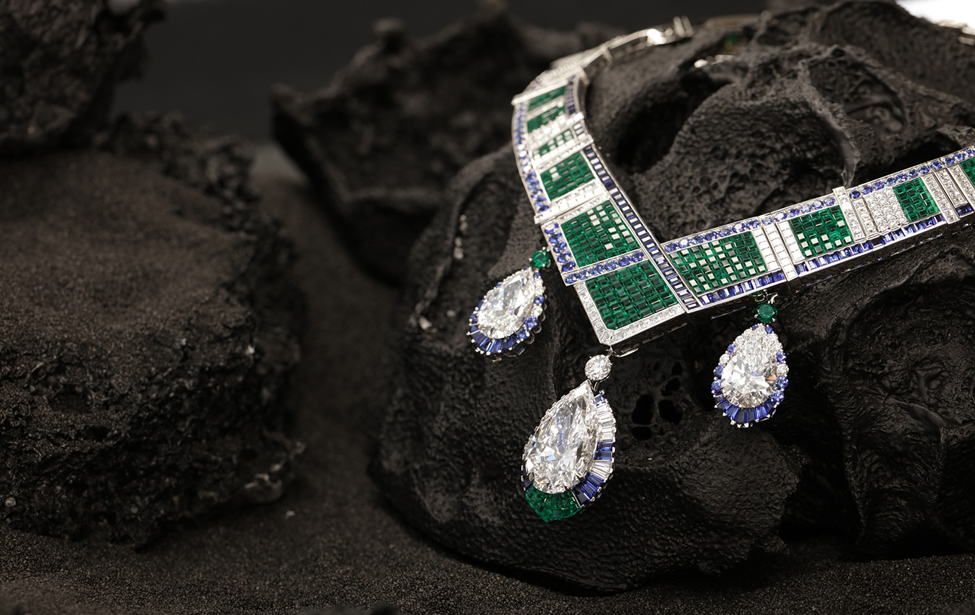 Mas Tassini studio photo, Van Cleef and Arpels haute joaillerie, CHEVRON MYSTÉRIEUX NECKLACE WITH DETACHABLE PENDANTS White gold, rose gold, three DFL Type 2A pear-cut diamonds of 31.24, 12.18, and 12.07 carats, one DFL Type 2A round diamond of 1.08 carats, Traditional Mystery Set emeralds, emeralds, sapphires, diamonds.