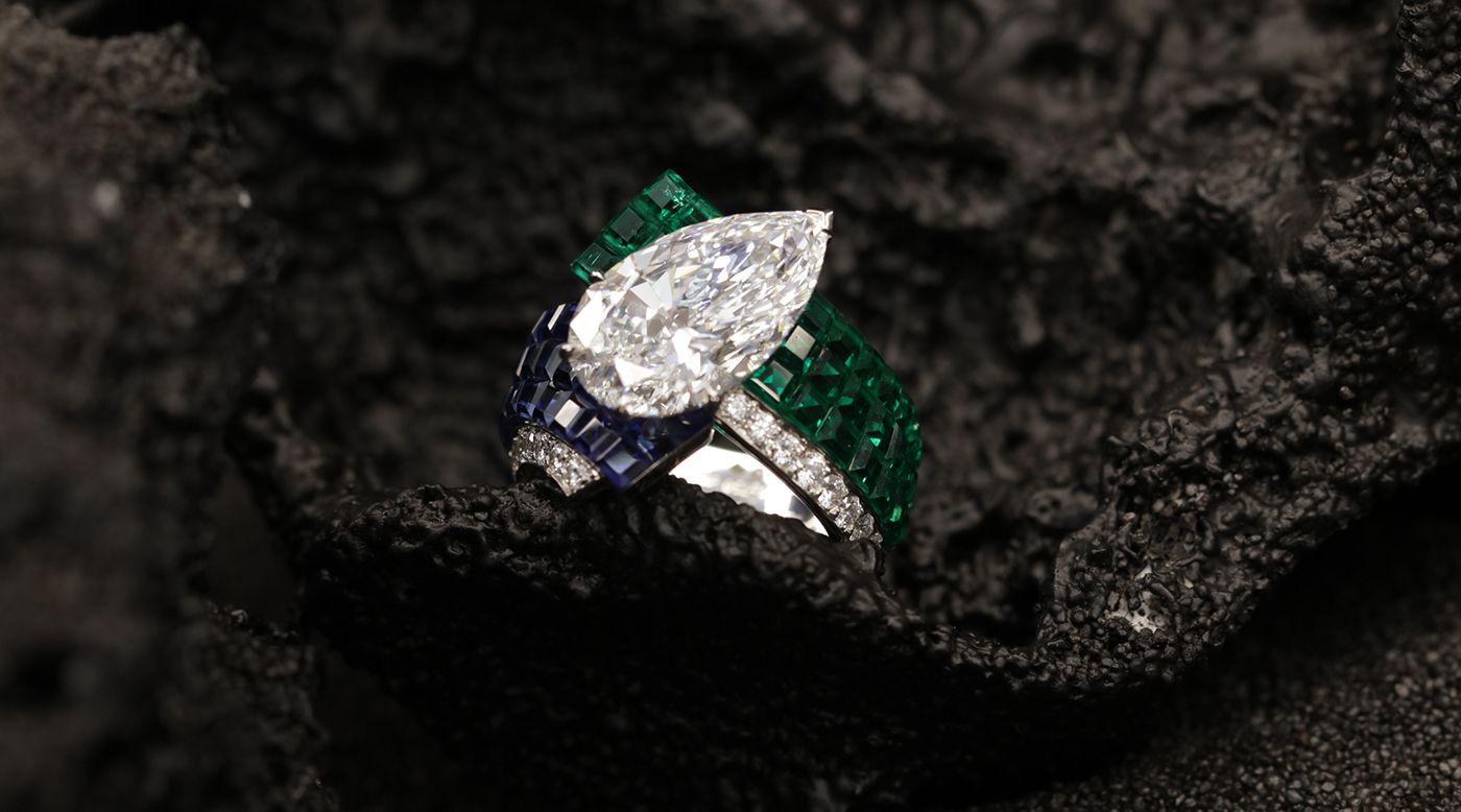 Mas Tassini studio photo, Van Cleef and Arpels haute joaillerie, TISSAGE MYSTÉRIEUX RING White gold, rose gold, one DFL Type 2A pear-cut diamond of 7.16 carats, Traditional Mystery Set emeralds and sapphires, diamonds. EDGE mag