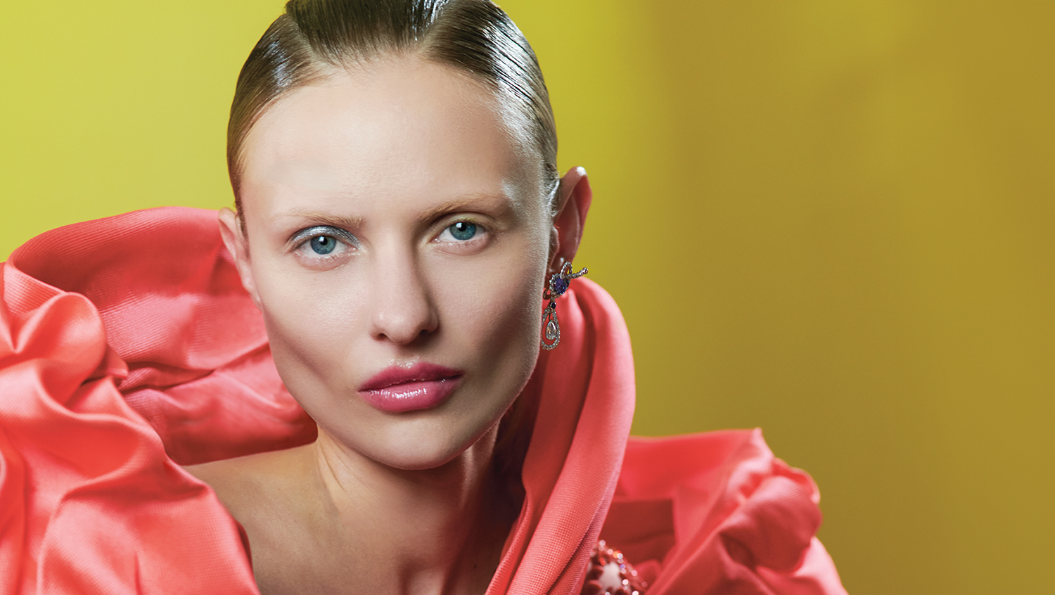 Chanel, Chakra Earring: Chanel<br />
Clothes: Georges Chakra<br />
Make-up: Typology tinted serum<br />
N°1001; Lip oil N°4002 for the Edge mag