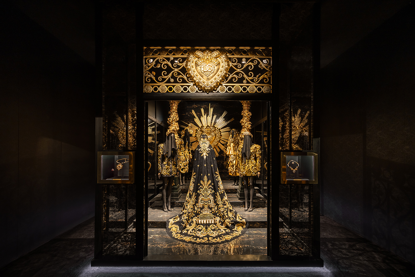 immerse yourself onto the Dolce & Gabbana universe showcased the the Grand Palais in Paris