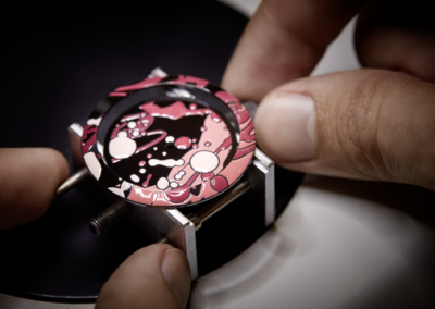 J12 BOX "DRIPPING ART" Numbered and limited to 5 sets 5 J12 watches Black highly resistant ceramic case Sapphire crystal caseback with “N°X/5” numbering Steel with black coating and black ceramic fixed bezel with motif in Grand Feu enamel Black ceramic dial with motif in Grand Feu enamel Steel with black coating non-screw-down crown set with a brilliant-cut diamond (~0.16 carat) Black highly resistant ceramic bracelet and steel triple-folding buckle Caliber 12.1: self-winding manufacture movement, chronometer-certified by the COSC*, with black coating Power reserve: ~70 hours Functions: hours, minutes, seconds Water-resistance: 50 meters Diameter: 38 mm Diamonds: 5 brilliant- cut diamonds (~0.8 carat) Carats and materials are indication only. The values are non-binding. *Swiss Official Chronometer Testing Institute