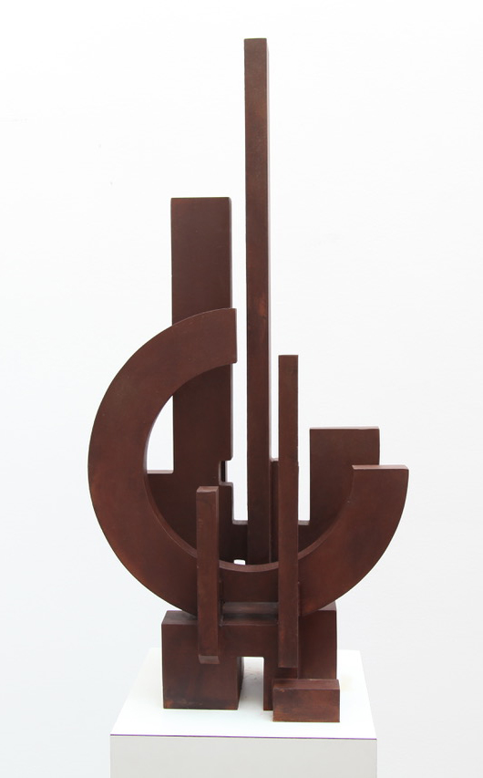 Marino di Téana, Hommage à Toscanelli, 1979 - 82<br />
Signed with the artist’s mark EA 2/4 - 1982<br />
Catalogue raisonné no. 885<br />
64 x 38 x 30 cm<br />
Waxed oxidized carbon steel, Laurence Pustetto gallery, Knokke Art Fair 2025