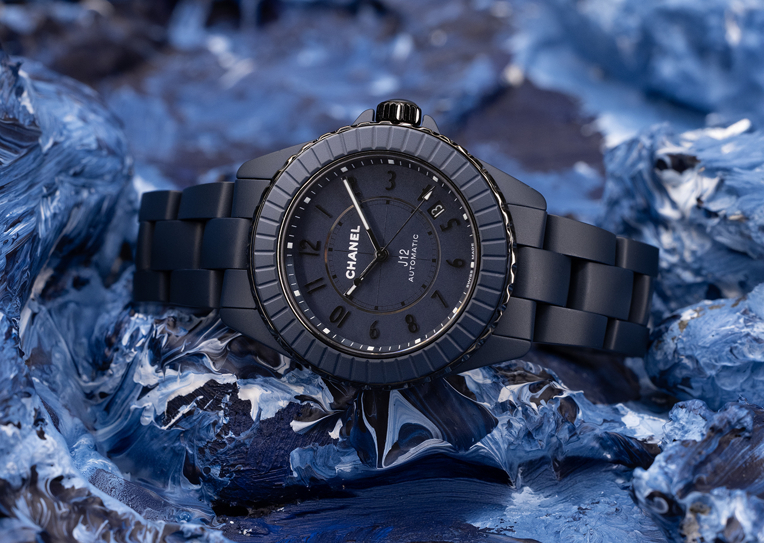 J12 BLEU Caliber 12.2, 38 MM<br />
Matte blue highly resistant ceramic and black-coated steel case, Sapphire crystal caseback with “LIMITED EDITION” mention, Caliber 12.1: self-winding Manufacture movement, chronometer-certified by the COSC*<br />
Power reserve: ~70 hours, Water-resistance: 200 meters