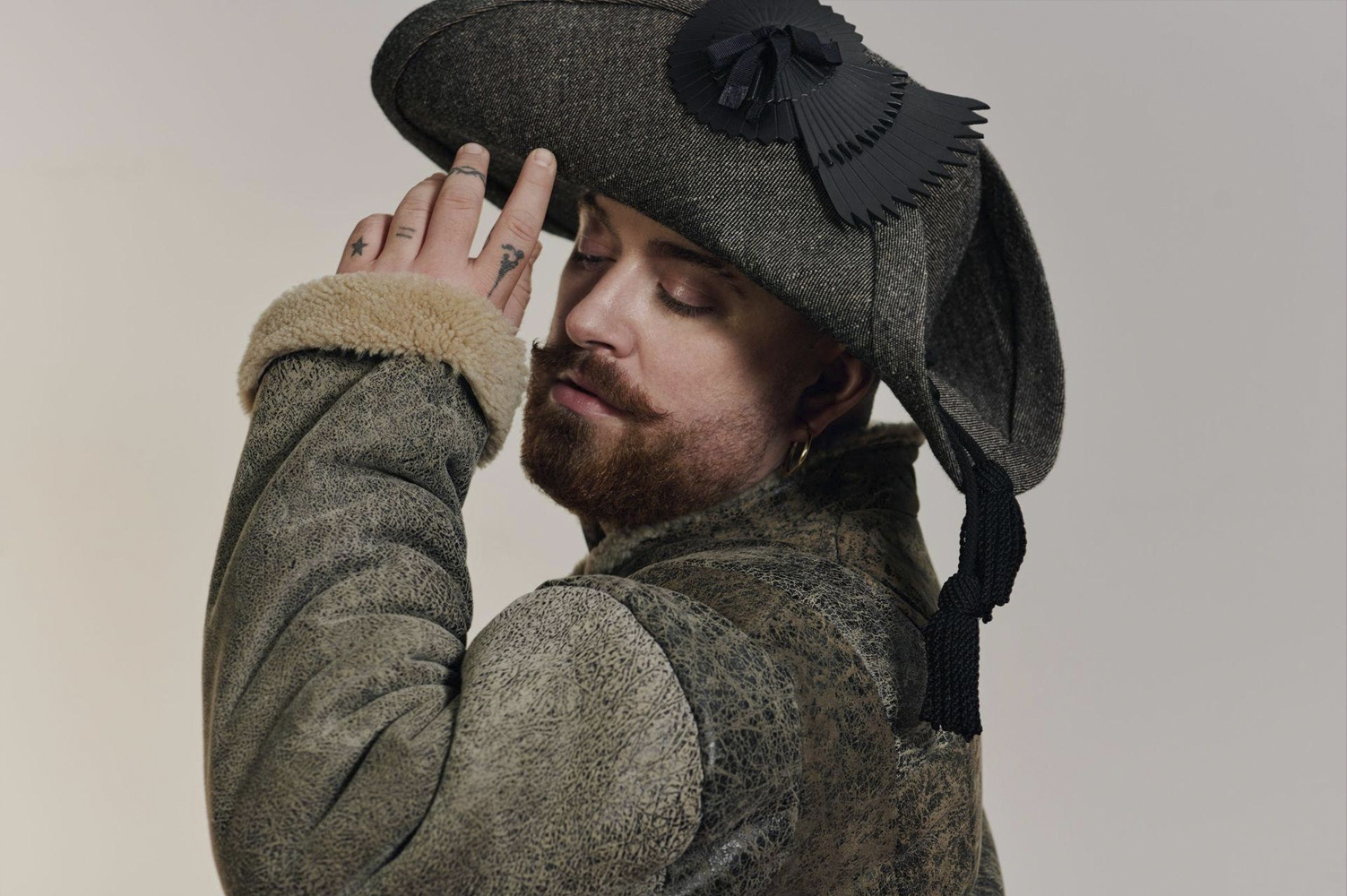 Sam Smith-vivienne westwood-hat-residency show “To Be Free- New York City”-the edge mag