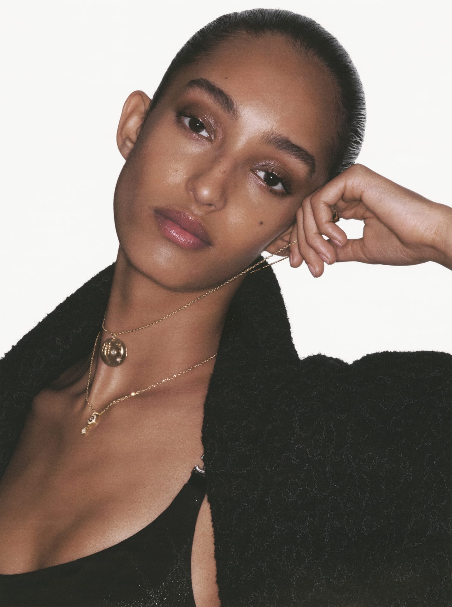 Mona TOUGAARD, model, wears the TALISMANS medal<br />
and ETERNAL N°5 necklace in 18K yellow gold,<br />
diamonds. CHANEL Fine Jewelry