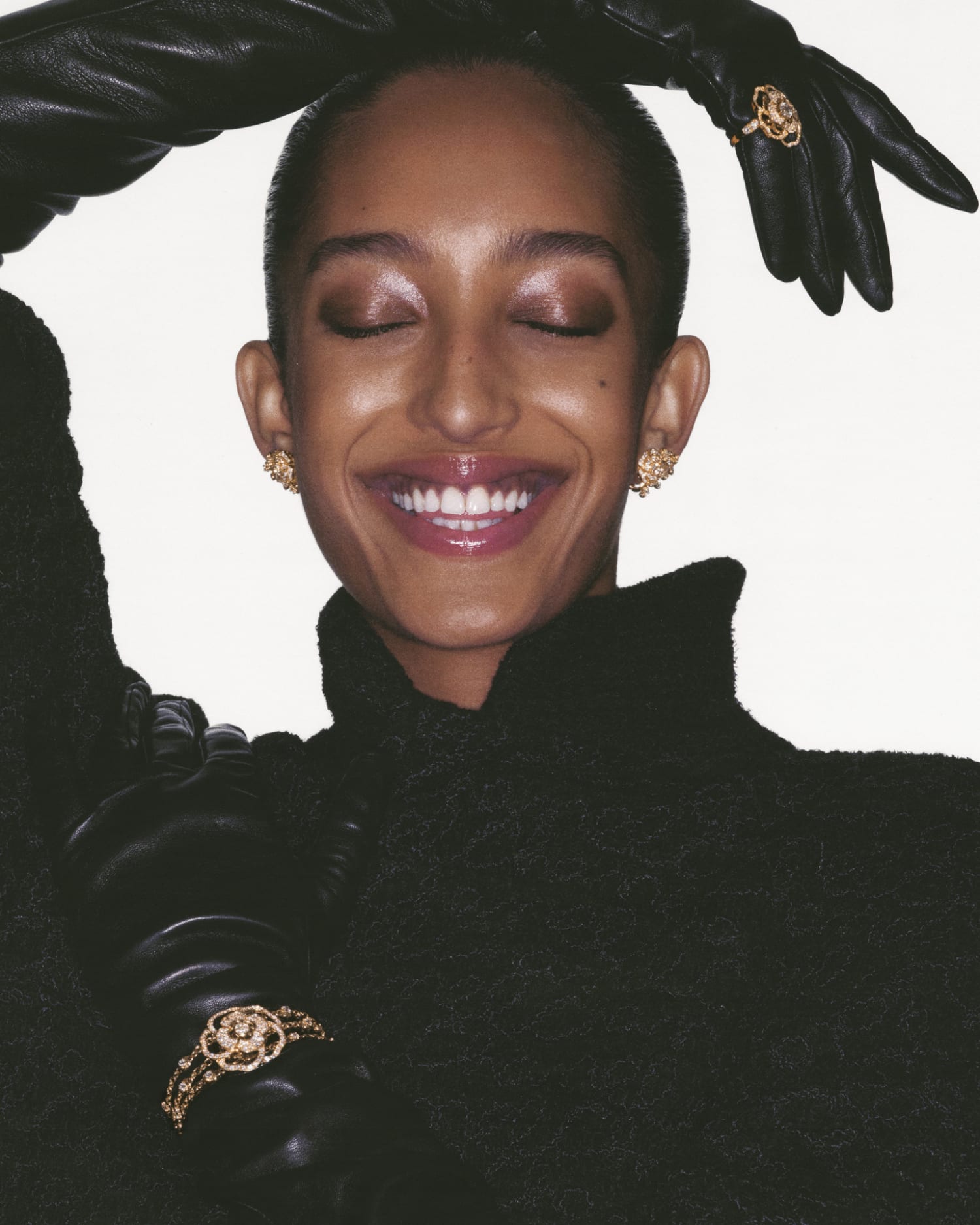 Mona TOUGAARD, model, wears the BOUTON DE<br />
CAMÉLIA crawling earrings in 18K yellow gold, diamonds,<br />
the CAMÉLIA BLOOM ring in 18K yellow gold, diamonds<br />
and the CAMÉLIA BLOOM supple cuff in 18K yellow gold,<br />
diamonds. CHANEL Fine Jewelry ©CHANEL